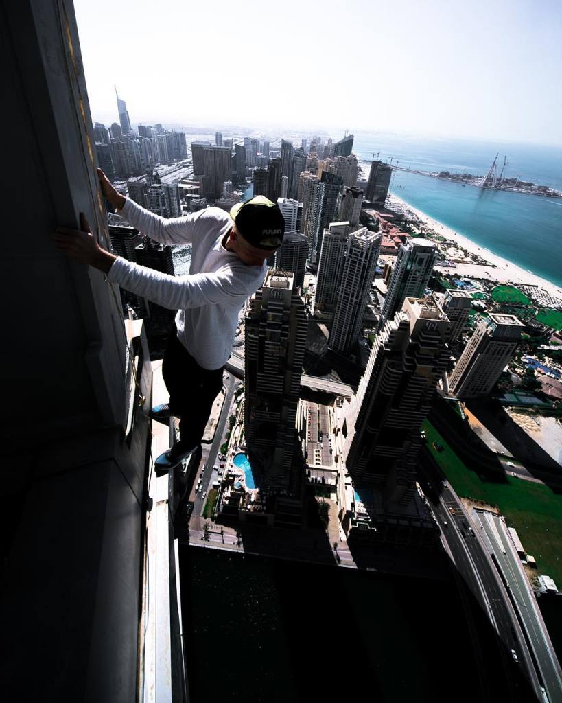O fotógrafo russo adora brincar com o perigo. No alto dos prédios, ele faz acrobacias e se equilibra na ponta dos pés