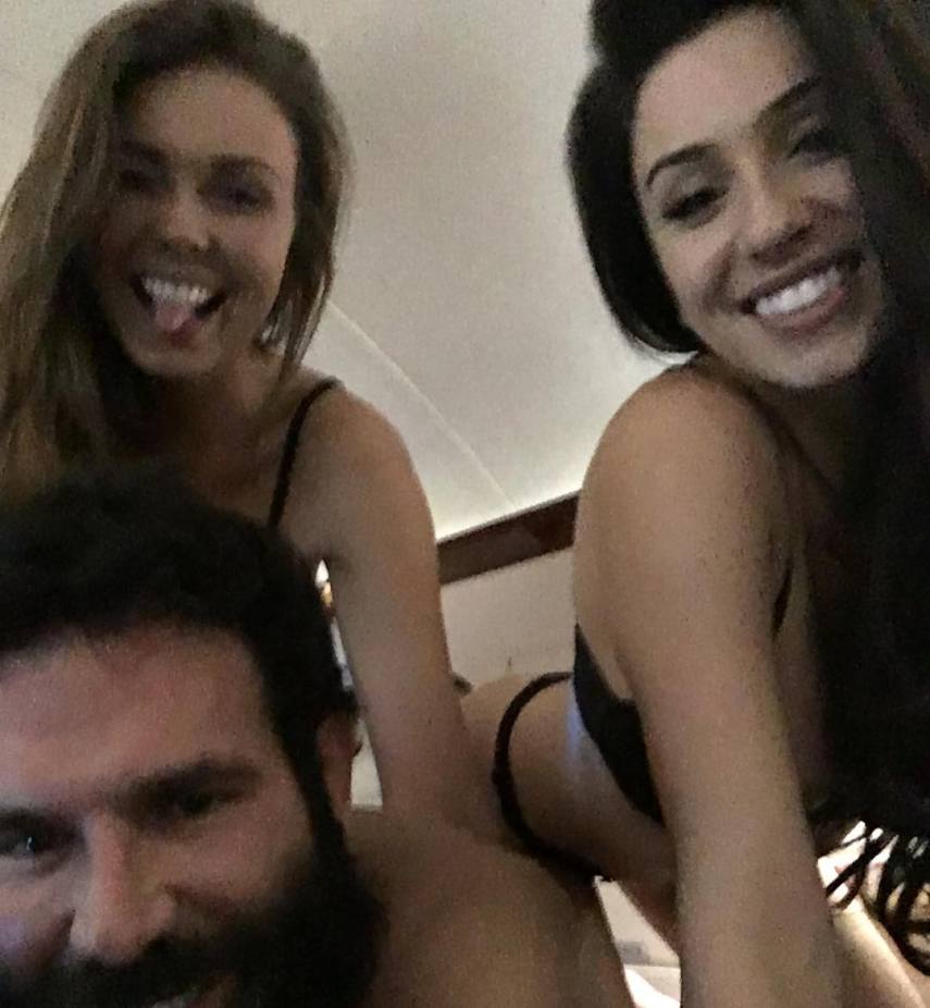 Quando não está jogando pôquer profissionalmente, Dan Bilzerian está sempre fazendo a mesma coisa: ou está atirando com sua coleção de armas ou está cercado de belas mulheres. No seu Instagram, ele gosta de exibir seus momentos íntimos com as garotas seja em sua mansão, barcos ou jatinhos.