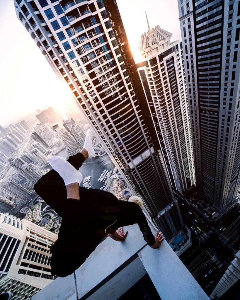 O fotógrafo russo adora brincar com o perigo. No alto dos prédios, ele faz acrobacias e se equilibra na ponta dos pés
