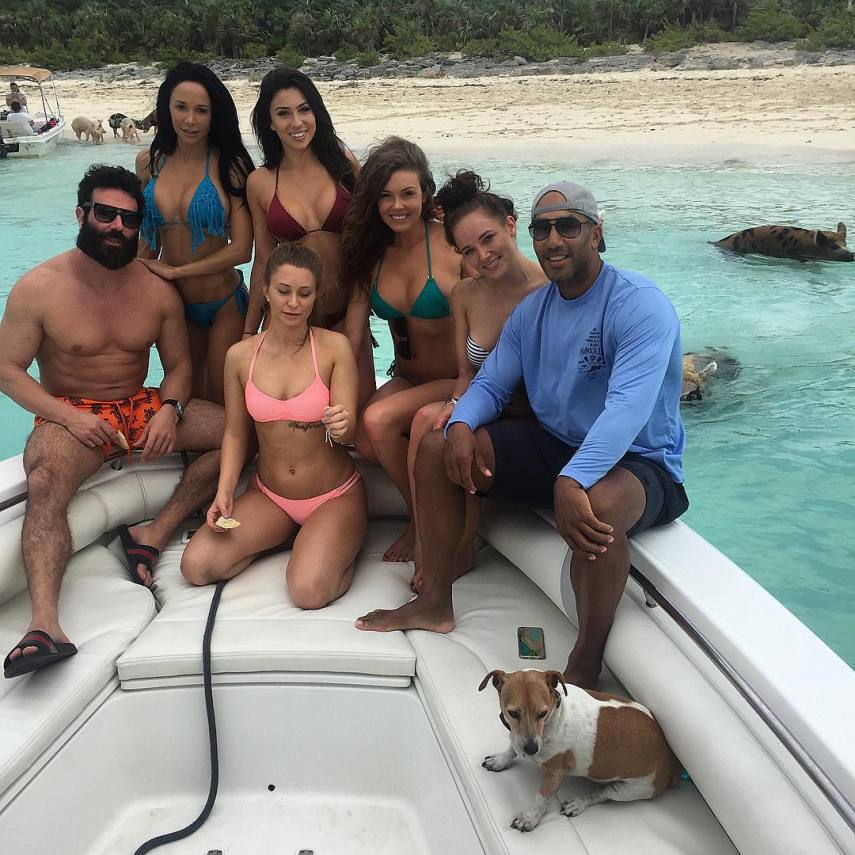 Quando não está jogando pôquer profissionalmente, Dan Bilzerian está sempre fazendo a mesma coisa: ou está atirando com sua coleção de armas ou está cercado de belas mulheres. No seu Instagram, ele gosta de exibir seus momentos íntimos com as garotas seja em sua mansão, barcos ou jatinhos.