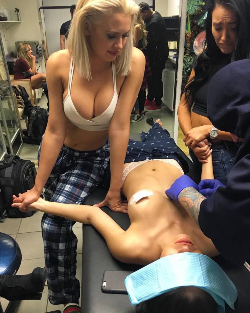 Quando não está jogando pôquer profissionalmente, Dan Bilzerian está sempre fazendo a mesma coisa: ou está atirando com sua coleção de armas ou está cercado de belas mulheres. No seu Instagram, ele gosta de exibir seus momentos íntimos com as garotas seja em sua mansão, barcos ou jatinhos.