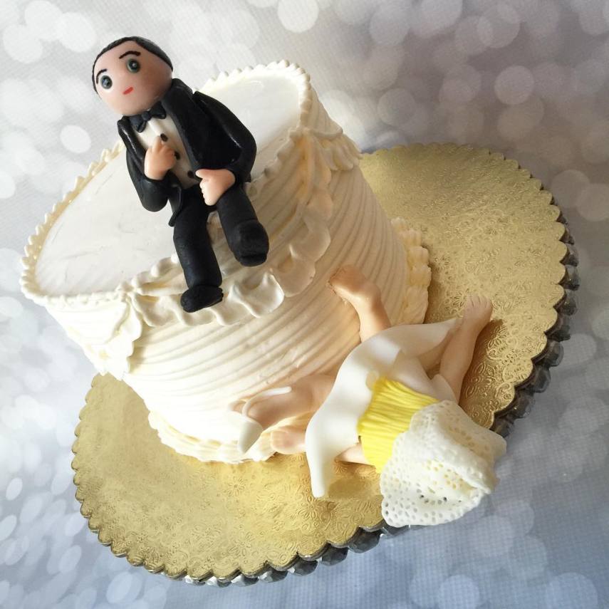 Aqui, o noivo quis ficar com o topo do bolo só para ele. Viva o divórcio!