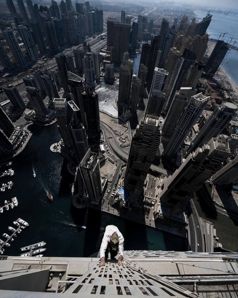 O fotógrafo russo adora brincar com o perigo. No alto dos prédios, ele faz acrobacias e se equilibra na ponta dos pés