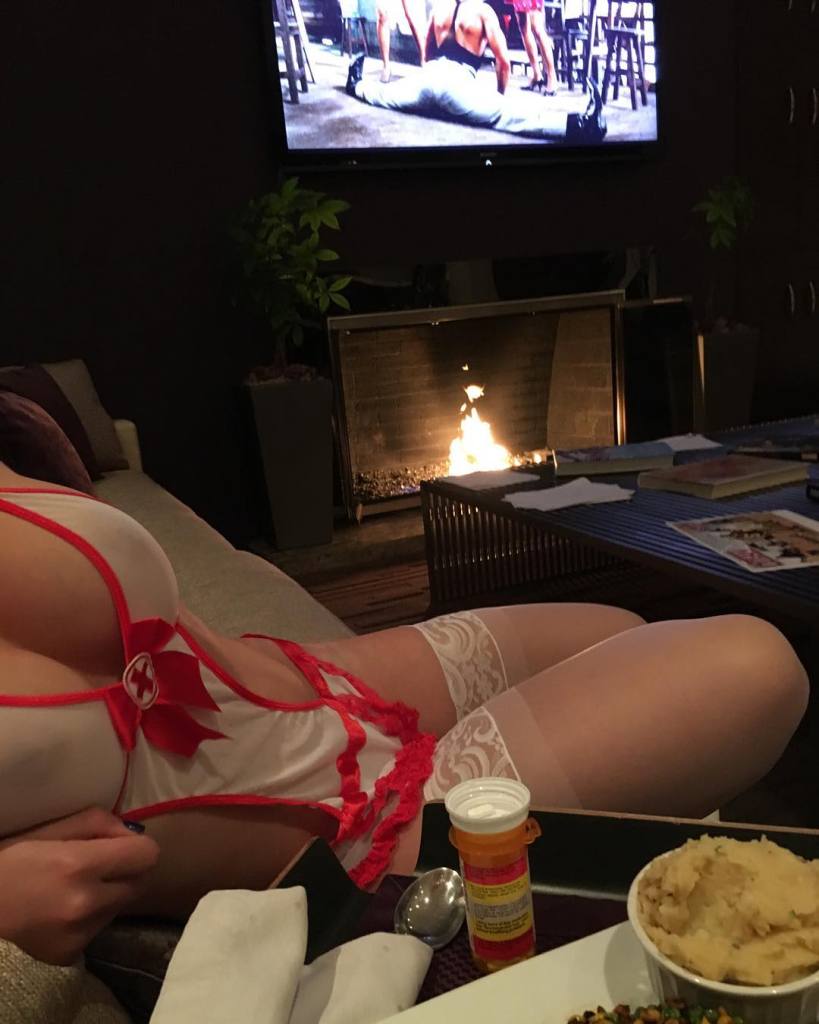 Quando não está jogando pôquer profissionalmente, Dan Bilzerian está sempre fazendo a mesma coisa: ou está atirando com sua coleção de armas ou está cercado de belas mulheres. No seu Instagram, ele gosta de exibir seus momentos íntimos com as garotas seja em sua mansão, barcos ou jatinhos.