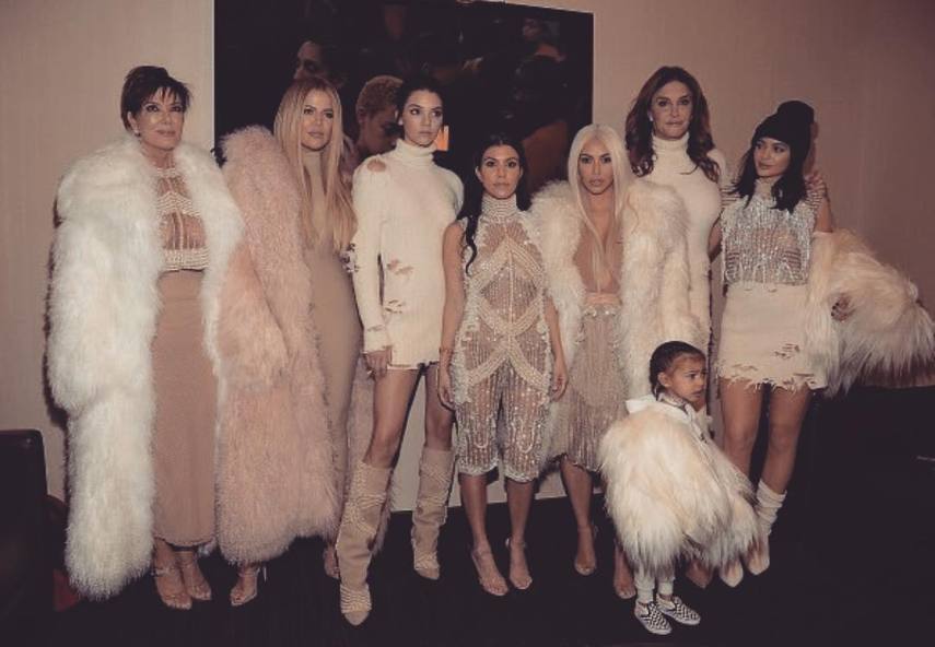Kim sempre posta foto ao lado de sua família, e eles até combinam a cor de roupa que vão usar! Isso é para poucos