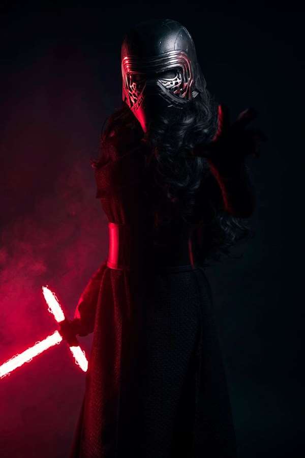 Muito fã da saga Star Wars, Becky Albright resolveu fazer uma versão feminina de Kylo Ren, de O Despertar da Força, em seu novo cosplay. A cosplayer costurou toda sua fantasia, reproduziu detalhes da roupa do vilão e fez um ensaio muito bonito com o tema.  