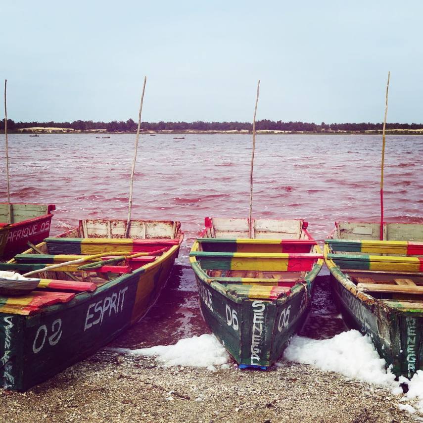 O Retba Lake, em Senegal, possui uma cor rosada graças ao “trabalho” de cianobactérias