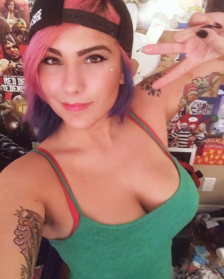 Quem disse que garotas não gostam de videogame? A gamer TheZombiUnicorn, que se chama Nati Casanova, já tem mais de 200 mil inscritos em seu canal do YouTube, onde posta seus vídeos, além de fazer transmissões ao vivo no Twitch.  Sua fama tem crescido tanto nas redes sociais que a Playboy norte-americana a convidou para fazer um super colorido para aproveitar o azul e rosa de suas madeixas.