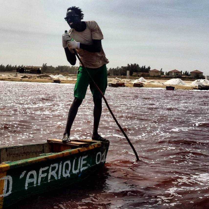 O Retba Lake, em Senegal, possui uma cor rosada graças ao “trabalho” de cianobactérias