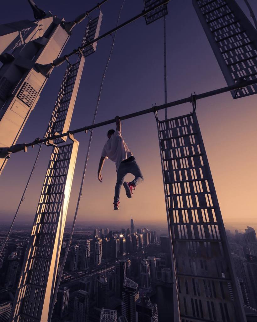 O fotógrafo russo adora brincar com o perigo. No alto dos prédios, ele faz acrobacias e se equilibra na ponta dos pés
