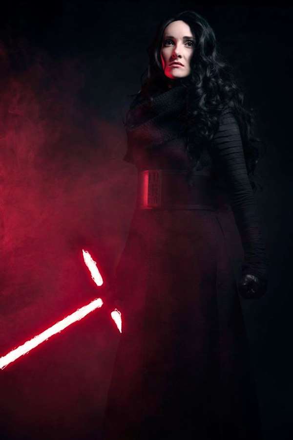 Muito fã da saga Star Wars, Becky Albright resolveu fazer uma versão feminina de Kylo Ren, de O Despertar da Força, em seu novo cosplay. A cosplayer costurou toda sua fantasia, reproduziu detalhes da roupa do vilão e fez um ensaio muito bonito com o tema.  