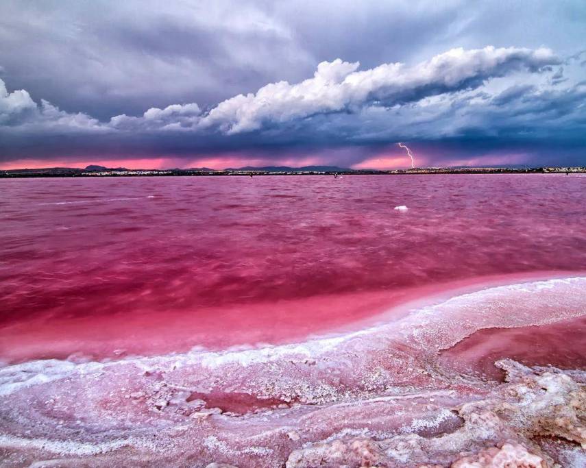 O Retba Lake, em Senegal, possui uma cor rosada graças ao “trabalho” de cianobactérias