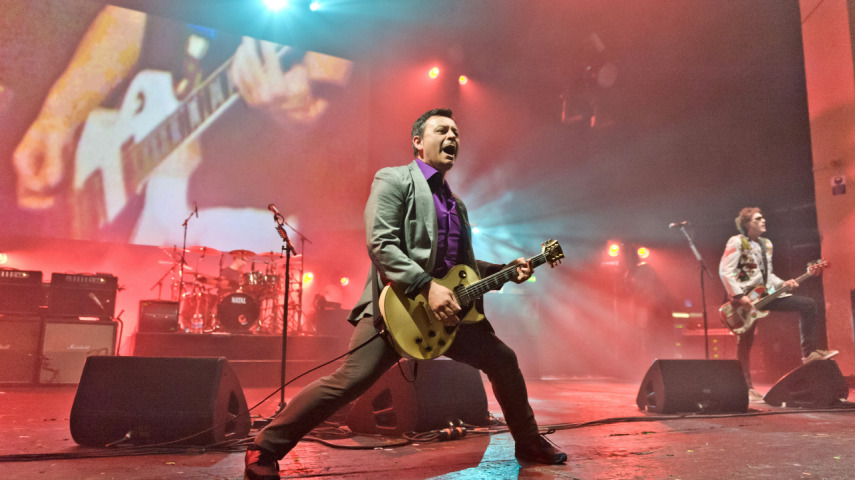 Os galeses politizados do Manic Street Preachers levaram seu show à Cuba em 2001, numa apresentação assistida até por Fidel Castro. 