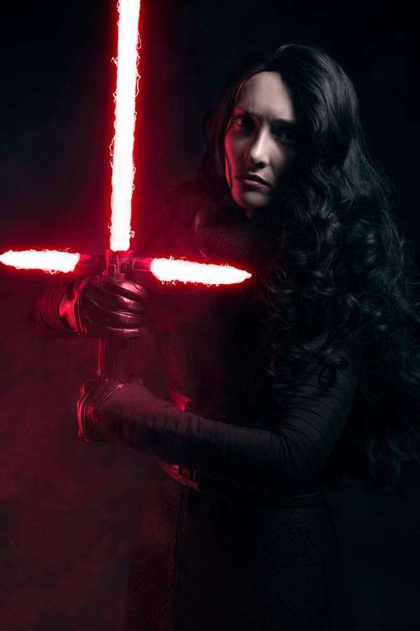 Muito fã da saga Star Wars, Becky Albright resolveu fazer uma versão feminina de Kylo Ren, de O Despertar da Força, em seu novo cosplay. A cosplayer costurou toda sua fantasia, reproduziu detalhes da roupa do vilão e fez um ensaio muito bonito com o tema.  