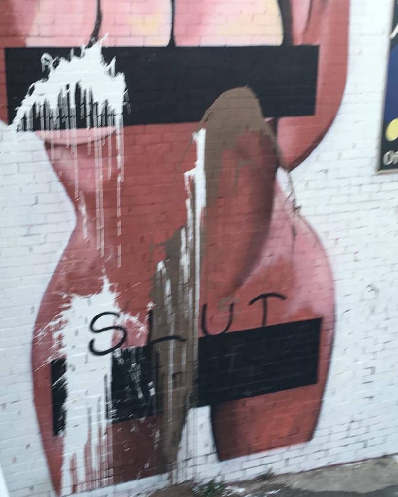 Depois de ter postado uma foto sua nua no Instagram, Kim Kardashian ganhou um grafite em Melbourne, na Austrália, com um desenho gigante em sua homenagem. Nesta terça-feira (15), o mural amanheceu vandalizado, segundo postou o usuário @lushsux, autor da pintura..  Com três andares de altura, o grafite apareceu com manchas de tinta e a palavra 