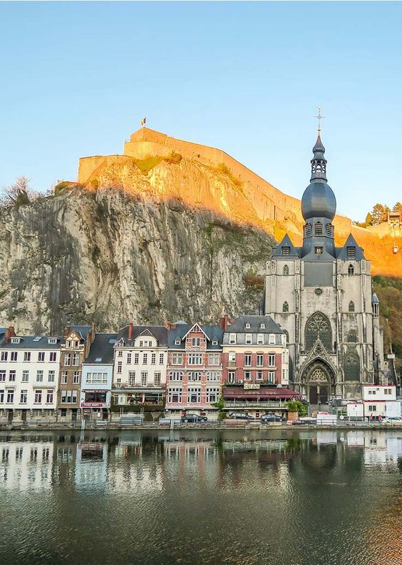 A cidade histórica fica na região da Valônia e é o berço da cerveja Leffe, uma das mais famosas da Bélgica. A bebida começou a ser produzida por lá no século 13 pelos religiosos locais. o ponto alto da arquitetura fica por conta daimponente catedral em estilo gótico