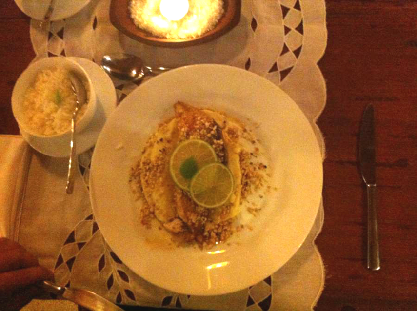 Uma opção saudável é filé de peixe grelhado com purê de batata.  