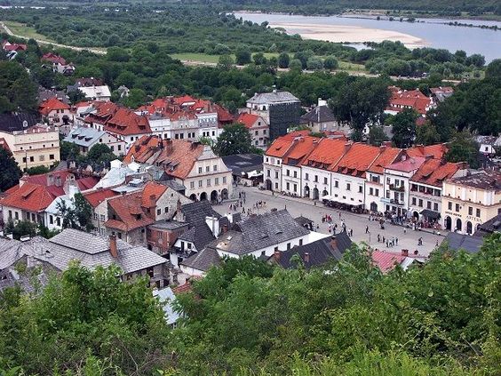 Kazimierz Dolny, Polônia A cidade com pouco mais de três mil habitantes fica na região central do país e por séculos serviu de inspiração para pintores e artistas por causa de sua natureza exuberante. Muitas destas obras estão reunidas em pequenas galerias de arte espelhadas pela vila