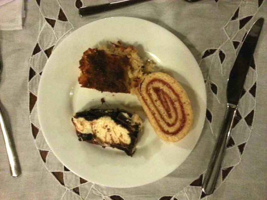 Mais bolo de rolo. Mas, a atração principal desse prato é a cocada de forno oferecida em São Miguel dos Milagres, desmancha na boca