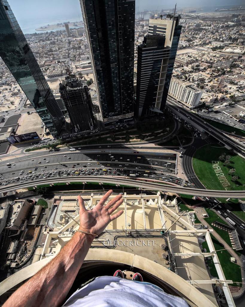 O fotógrafo russo adora brincar com o perigo. No alto dos prédios, ele faz acrobacias e se equilibra na ponta dos pés