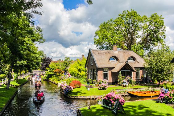 Giethoorn é uma cidade pacata onde não circulam carros e o meio de transporte mais comum são os barcos. Além dos vários canais, as pontes antigas de madeira cheias de flores na primavera dão um charme extra. No inverno, alguns canais viram pista de patinação no gelo