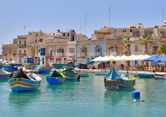 Esta antiga vila de pescadores preserva a costa intacta e o costume ds barcos coloridos à deriva. Além da culinária recheada de pratos com peixes frescos, mergulhar nas águas cristalinas também é imperdível