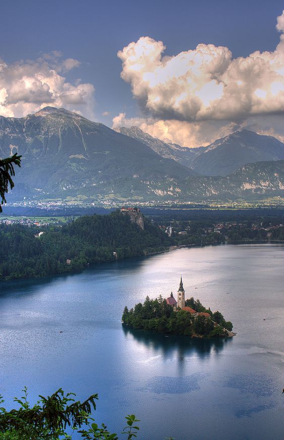 Esta pequena cidade nos Alpes fica às margens do rio Bled, que tem águas cristalinas glaciais. Nele, há uma pequena ilha onde foi erguida uma igreja barroca. Entre as atrações, as caminhadas ao redor do lago, conhecer o castelo local no alto da montanha e ainda experimentar os tradicionais Kremšnita, uma espécie de bolo recheado com creme e coberto com açúcar, são as atrações mais disputadas