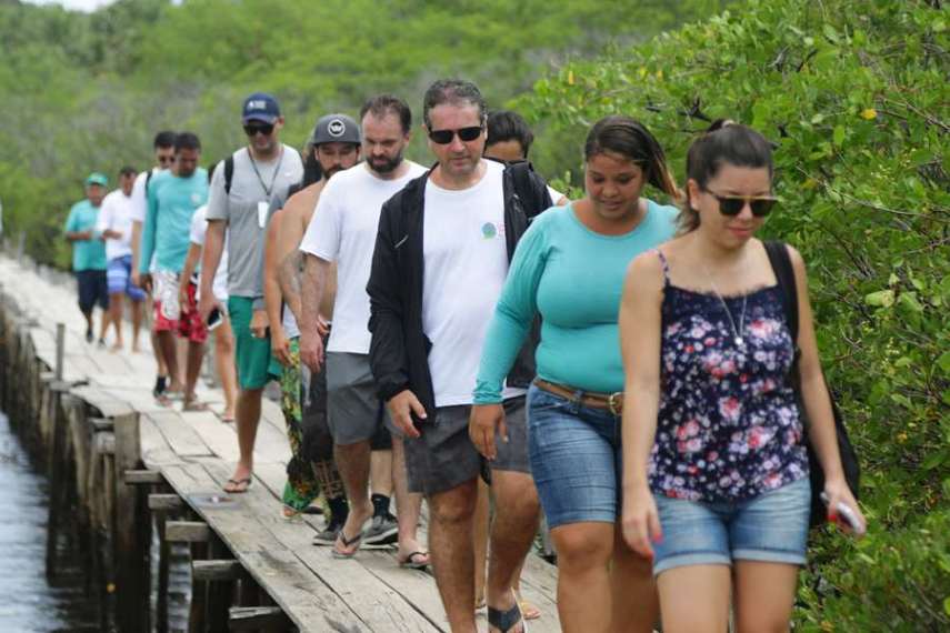 Após uma caminhada por uma região de manguezal com guias locais, pequenas embarcações sem motores (que não oferecerem perigo aos animais) aguardam os visitantes