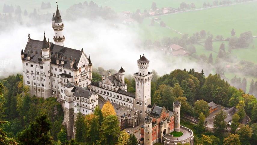 A cidade próxima da fronteira com a Áustria é berço do famoso e encantador castelo Neuschwanstein. A construção erguida no século 19 foi idealizada pelo rei Luís II da Baviera e serviu de inspiração para o castelo da Cinderela, dos estúdios Disney. O local é um dos pontos turísticos mais famosos da Alemanha