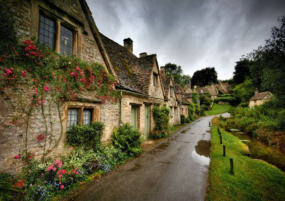 Bibury é uma das mais belas aldeias da região montanhosa de Cotswold, no sudoeste da Inglaterra. Casas antigas feitas de pedra com telhados íngremes se misturam com o verde da mata. O rio Coln corta a aldeia e, ao lado dele, está a Arlington Row, uma pista de casas coloridas do século 17