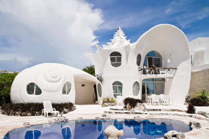 Na paradisíaca ilha próxima a Cancun, esta casa dá a chance de dar vida à imaginação de como seria viver no fundo do mar. Ela foi projetada como uma concha com detalhes que explicam outras características do oceano. Ela seria o cenário perfeito caso a Ariel, do clássico A Pequena Sereia, viesse para o mundo dos humanos, não?!