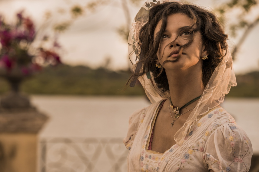 Estreou nessa segunda-feira (14) a nova trama das 21h da TV Globo, Velho Chico. O primeiro capítulo da novela de Benedito Ruy Barbosa mostrou que a nova aposta da emissora é, além de um romance mais tradicional, uma fotografia mais artística e o registro belas paisagens.  A novela conta com o protagonista Afrânio, vivido por Rodrigo Santoro, um jovem que precisa voltar ao interior para assumir o comando do império montado por seu pai, Jacinto (Tarcísio Meira).