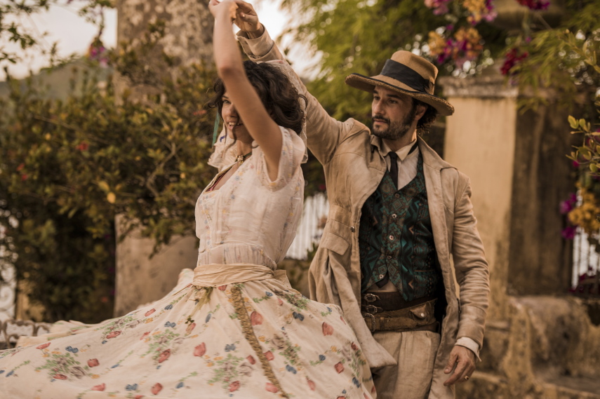 Estreou nessa segunda-feira (14) a nova trama das 21h da TV Globo, Velho Chico. O primeiro capítulo da novela de Benedito Ruy Barbosa mostrou que a nova aposta da emissora é, além de um romance mais tradicional, uma fotografia mais artística e o registro belas paisagens.  A novela conta com o protagonista Afrânio, vivido por Rodrigo Santoro, um jovem que precisa voltar ao interior para assumir o comando do império montado por seu pai, Jacinto (Tarcísio Meira).