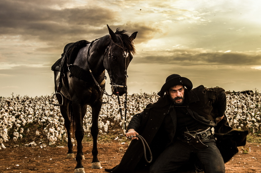 Estreou nessa segunda-feira (14) a nova trama das 21h da TV Globo, Velho Chico. O primeiro capítulo da novela de Benedito Ruy Barbosa mostrou que a nova aposta da emissora é, além de um romance mais tradicional, uma fotografia mais artística e o registro belas paisagens.  A novela conta com o protagonista Afrânio, vivido por Rodrigo Santoro, um jovem que precisa voltar ao interior para assumir o comando do império montado por seu pai, Jacinto (Tarcísio Meira).