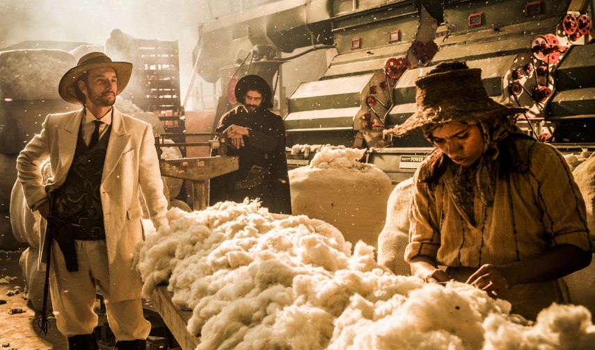 Estreou nessa segunda-feira (14) a nova trama das 21h da TV Globo, Velho Chico. O primeiro capítulo da novela de Benedito Ruy Barbosa mostrou que a nova aposta da emissora é, além de um romance mais tradicional, uma fotografia mais artística e o registro belas paisagens.  A novela conta com o protagonista Afrânio, vivido por Rodrigo Santoro, um jovem que precisa voltar ao interior para assumir o comando do império montado por seu pai, Jacinto (Tarcísio Meira).