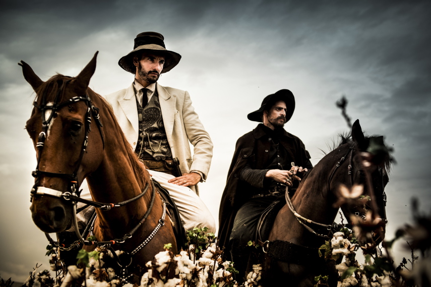 Estreou nessa segunda-feira (14) a nova trama das 21h da TV Globo, Velho Chico. O primeiro capítulo da novela de Benedito Ruy Barbosa mostrou que a nova aposta da emissora é, além de um romance mais tradicional, uma fotografia mais artística e o registro belas paisagens.  A novela conta com o protagonista Afrânio, vivido por Rodrigo Santoro, um jovem que precisa voltar ao interior para assumir o comando do império montado por seu pai, Jacinto (Tarcísio Meira).