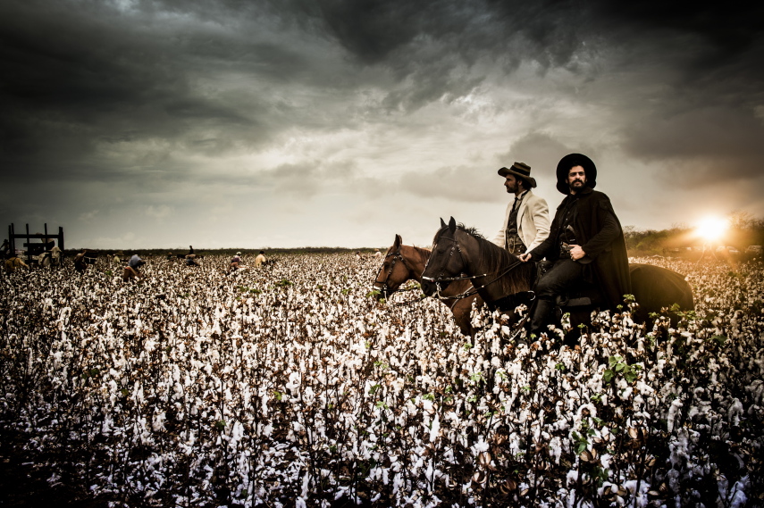 Estreou nessa segunda-feira (14) a nova trama das 21h da TV Globo, Velho Chico. O primeiro capítulo da novela de Benedito Ruy Barbosa mostrou que a nova aposta da emissora é, além de um romance mais tradicional, uma fotografia mais artística e o registro belas paisagens.  A novela conta com o protagonista Afrânio, vivido por Rodrigo Santoro, um jovem que precisa voltar ao interior para assumir o comando do império montado por seu pai, Jacinto (Tarcísio Meira).