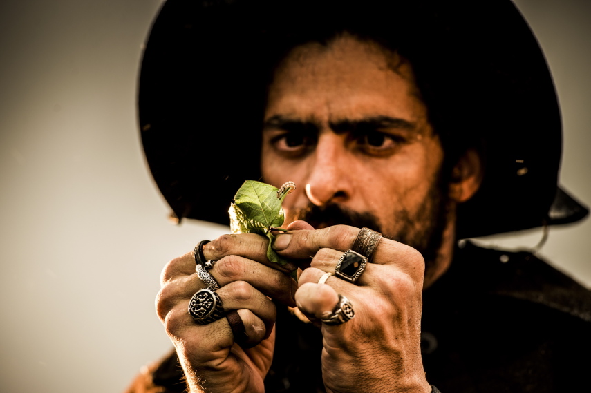 Estreou nessa segunda-feira (14) a nova trama das 21h da TV Globo, Velho Chico. O primeiro capítulo da novela de Benedito Ruy Barbosa mostrou que a nova aposta da emissora é, além de um romance mais tradicional, uma fotografia mais artística e o registro belas paisagens.  A novela conta com o protagonista Afrânio, vivido por Rodrigo Santoro, um jovem que precisa voltar ao interior para assumir o comando do império montado por seu pai, Jacinto (Tarcísio Meira).