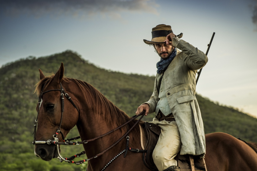 Estreou nessa segunda-feira (14) a nova trama das 21h da TV Globo, Velho Chico. O primeiro capítulo da novela de Benedito Ruy Barbosa mostrou que a nova aposta da emissora é, além de um romance mais tradicional, uma fotografia mais artística e o registro belas paisagens.  A novela conta com o protagonista Afrânio, vivido por Rodrigo Santoro, um jovem que precisa voltar ao interior para assumir o comando do império montado por seu pai, Jacinto (Tarcísio Meira).