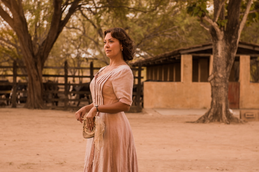 Estreou nessa segunda-feira (14) a nova trama das 21h da TV Globo, Velho Chico. O primeiro capítulo da novela de Benedito Ruy Barbosa mostrou que a nova aposta da emissora é, além de um romance mais tradicional, uma fotografia mais artística e o registro belas paisagens.  A novela conta com o protagonista Afrânio, vivido por Rodrigo Santoro, um jovem que precisa voltar ao interior para assumir o comando do império montado por seu pai, Jacinto (Tarcísio Meira).