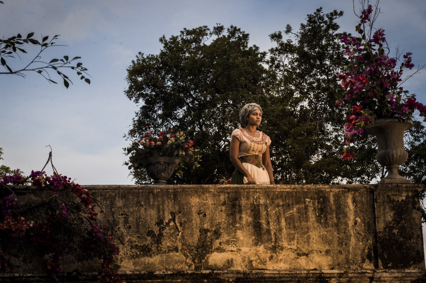 Estreou nessa segunda-feira (14) a nova trama das 21h da TV Globo, Velho Chico. O primeiro capítulo da novela de Benedito Ruy Barbosa mostrou que a nova aposta da emissora é, além de um romance mais tradicional, uma fotografia mais artística e o registro belas paisagens.  A novela conta com o protagonista Afrânio, vivido por Rodrigo Santoro, um jovem que precisa voltar ao interior para assumir o comando do império montado por seu pai, Jacinto (Tarcísio Meira).