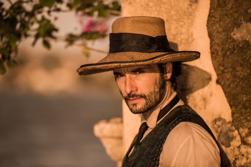 Estreou nessa segunda-feira (14) a nova trama das 21h da TV Globo, Velho Chico. O primeiro capítulo da novela de Benedito Ruy Barbosa mostrou que a nova aposta da emissora é, além de um romance mais tradicional, uma fotografia mais artística e o registro belas paisagens.  A novela conta com o protagonista Afrânio, vivido por Rodrigo Santoro, um jovem que precisa voltar ao interior para assumir o comando do império montado por seu pai, Jacinto (Tarcísio Meira).