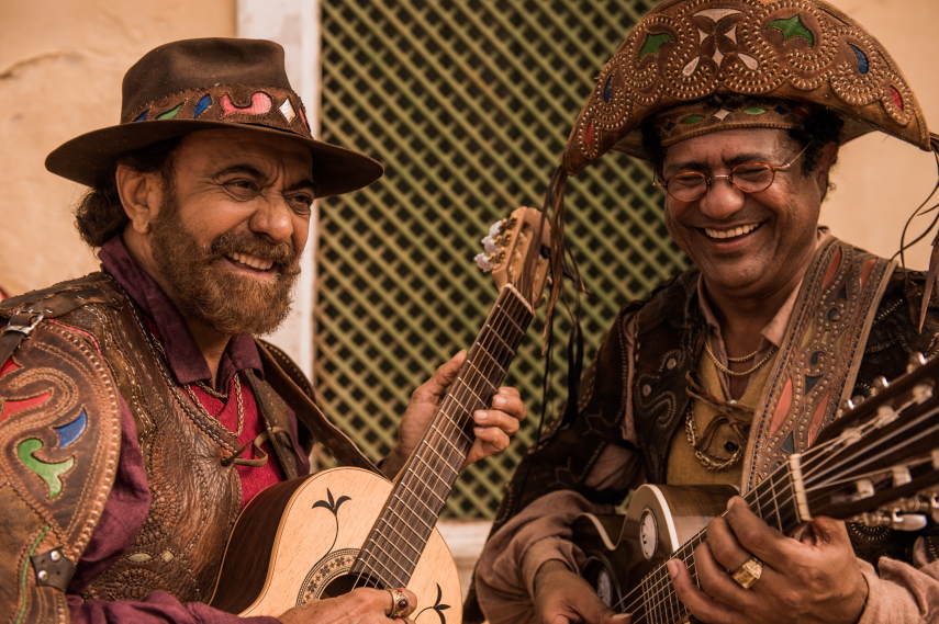 Estreou nessa segunda-feira (14) a nova trama das 21h da TV Globo, Velho Chico. O primeiro capítulo da novela de Benedito Ruy Barbosa mostrou que a nova aposta da emissora é, além de um romance mais tradicional, uma fotografia mais artística e o registro belas paisagens.  A novela conta com o protagonista Afrânio, vivido por Rodrigo Santoro, um jovem que precisa voltar ao interior para assumir o comando do império montado por seu pai, Jacinto (Tarcísio Meira).