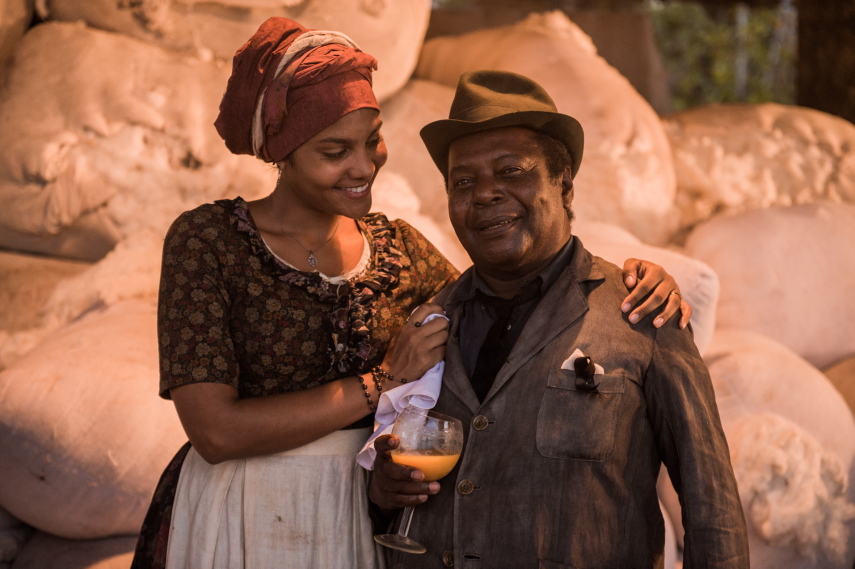 Estreou nessa segunda-feira (14) a nova trama das 21h da TV Globo, Velho Chico. O primeiro capítulo da novela de Benedito Ruy Barbosa mostrou que a nova aposta da emissora é, além de um romance mais tradicional, uma fotografia mais artística e o registro belas paisagens.  A novela conta com o protagonista Afrânio, vivido por Rodrigo Santoro, um jovem que precisa voltar ao interior para assumir o comando do império montado por seu pai, Jacinto (Tarcísio Meira).