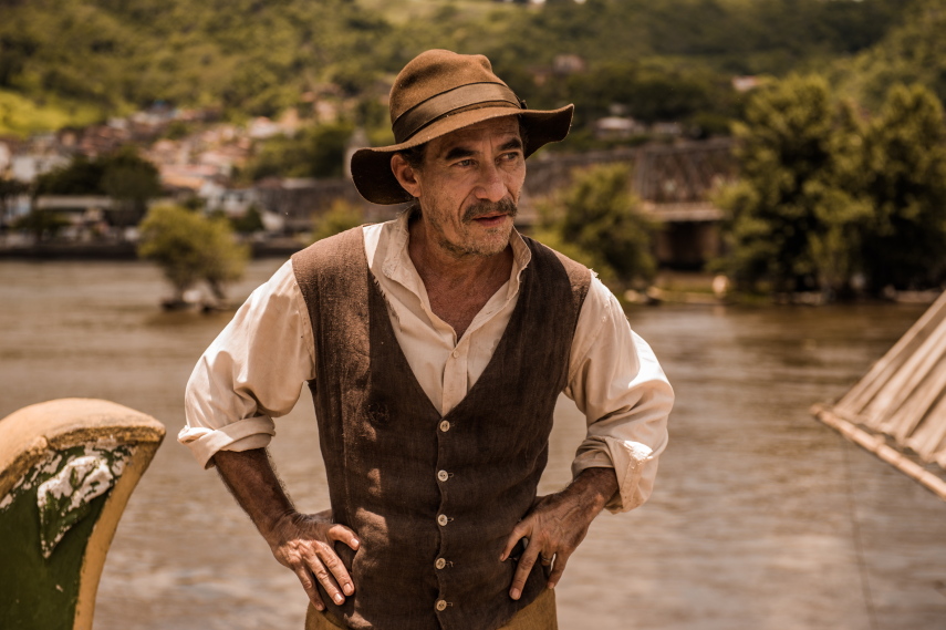 Estreou nessa segunda-feira (14) a nova trama das 21h da TV Globo, Velho Chico. O primeiro capítulo da novela de Benedito Ruy Barbosa mostrou que a nova aposta da emissora é, além de um romance mais tradicional, uma fotografia mais artística e o registro belas paisagens.  A novela conta com o protagonista Afrânio, vivido por Rodrigo Santoro, um jovem que precisa voltar ao interior para assumir o comando do império montado por seu pai, Jacinto (Tarcísio Meira).