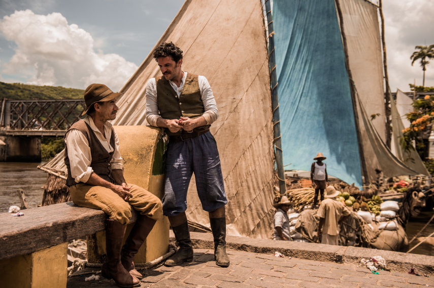 Estreou nessa segunda-feira (14) a nova trama das 21h da TV Globo, Velho Chico. O primeiro capítulo da novela de Benedito Ruy Barbosa mostrou que a nova aposta da emissora é, além de um romance mais tradicional, uma fotografia mais artística e o registro belas paisagens.  A novela conta com o protagonista Afrânio, vivido por Rodrigo Santoro, um jovem que precisa voltar ao interior para assumir o comando do império montado por seu pai, Jacinto (Tarcísio Meira).