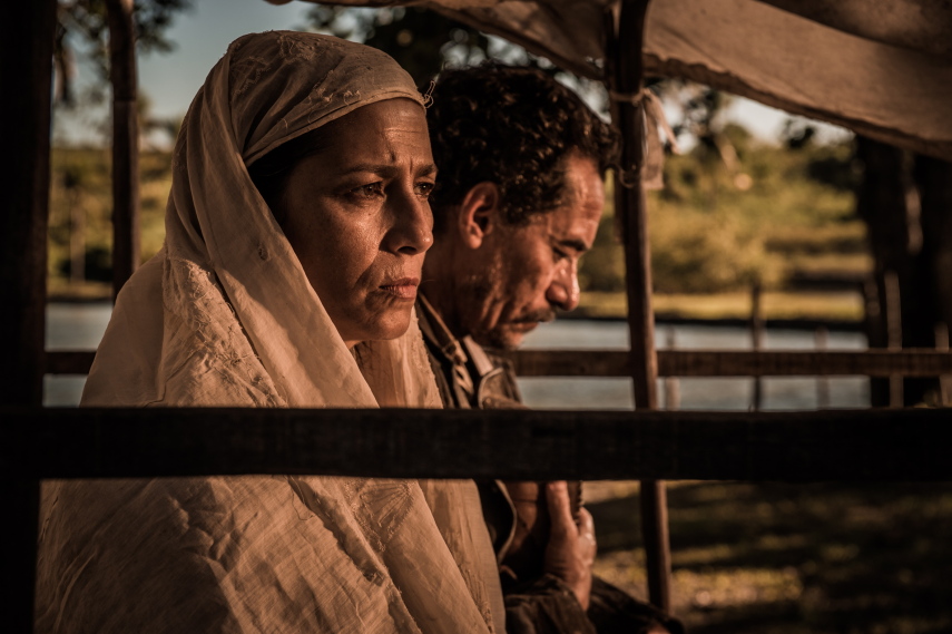 Estreou nessa segunda-feira (14) a nova trama das 21h da TV Globo, Velho Chico. O primeiro capítulo da novela de Benedito Ruy Barbosa mostrou que a nova aposta da emissora é, além de um romance mais tradicional, uma fotografia mais artística e o registro belas paisagens.  A novela conta com o protagonista Afrânio, vivido por Rodrigo Santoro, um jovem que precisa voltar ao interior para assumir o comando do império montado por seu pai, Jacinto (Tarcísio Meira).