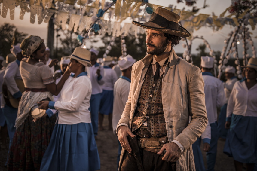 Estreou nessa segunda-feira (14) a nova trama das 21h da TV Globo, Velho Chico. O primeiro capítulo da novela de Benedito Ruy Barbosa mostrou que a nova aposta da emissora é, além de um romance mais tradicional, uma fotografia mais artística e o registro belas paisagens.  A novela conta com o protagonista Afrânio, vivido por Rodrigo Santoro, um jovem que precisa voltar ao interior para assumir o comando do império montado por seu pai, Jacinto (Tarcísio Meira).