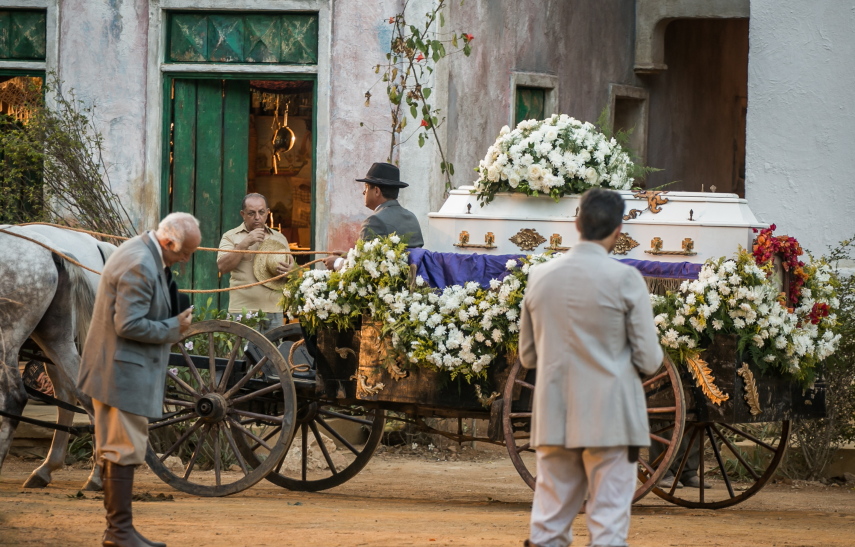 Estreou nessa segunda-feira (14) a nova trama das 21h da TV Globo, Velho Chico. O primeiro capítulo da novela de Benedito Ruy Barbosa mostrou que a nova aposta da emissora é, além de um romance mais tradicional, uma fotografia mais artística e o registro belas paisagens.  A novela conta com o protagonista Afrânio, vivido por Rodrigo Santoro, um jovem que precisa voltar ao interior para assumir o comando do império montado por seu pai, Jacinto (Tarcísio Meira).