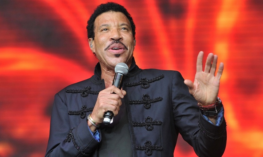  Lionel Richie tem uma carreira cercada de superlativos. Somente em seu período solo ele vendeu mais de 100 milhões de discos em todo o mundo e ganhou os mais diversos prêmios da indústria do entretenimento, tais como um Oscar e quatro Grammys. Ainda assim, uma das láureas que dá mais orgulho ao cantor é seu diploma de bacharel em economia, obtido pela Universidade de Tuskegee.